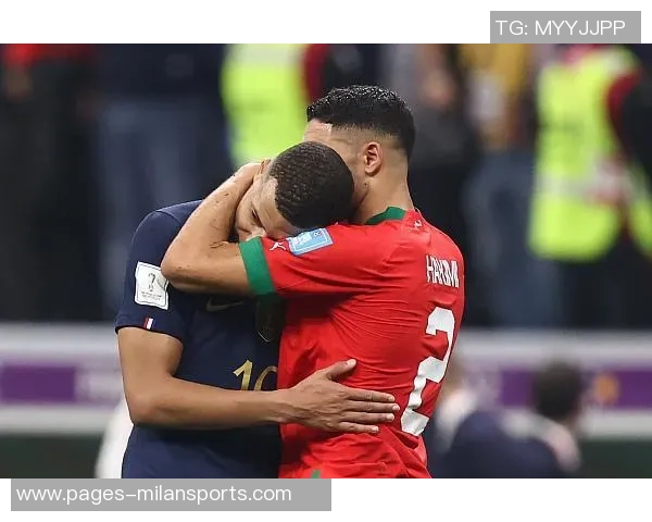 姆巴佩身穿阿什拉夫球衣观战非洲杯摩洛哥对阵马里引发热议 姆巴佩身穿阿什拉夫球衣观战非洲杯摩洛哥对阵马里引发热议